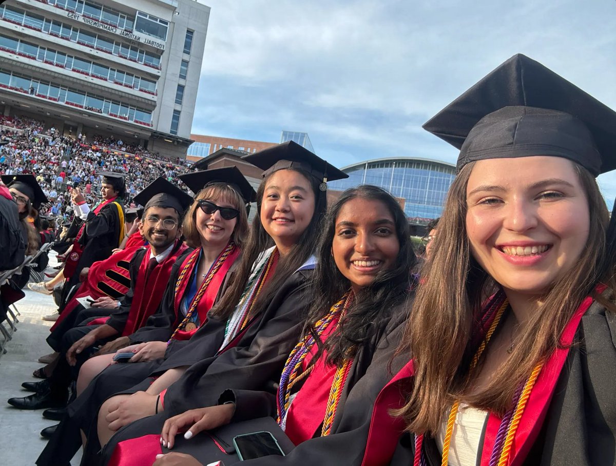 KaraThompson01's tweet photo. Thrilled to finally be able to say that I'm #merrillmade! 

Thank you to @merrillcollege and @UofMaryland (and @shifradayak) for the past four years. I had the best experiences and professors anyone could ask for ❤️

Terps forever 🐢 https://t.co/GNxMWl78Vq
