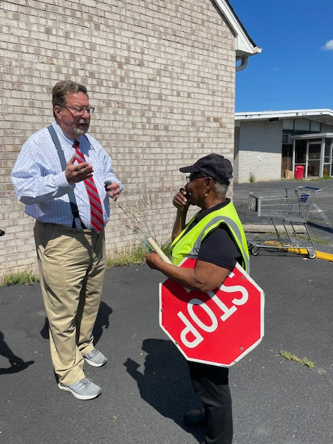 pcps_va's tweet photo. 📹 SNEAK PEEK: Wayne Covil from @CBS6 stopped by Walnut Hill Elementary yesterday to connect with crossing guard, Gloria Gray for a future CBS6 Gives segment! We look forward to sharing the story. https://t.co/dfnHJXswgG