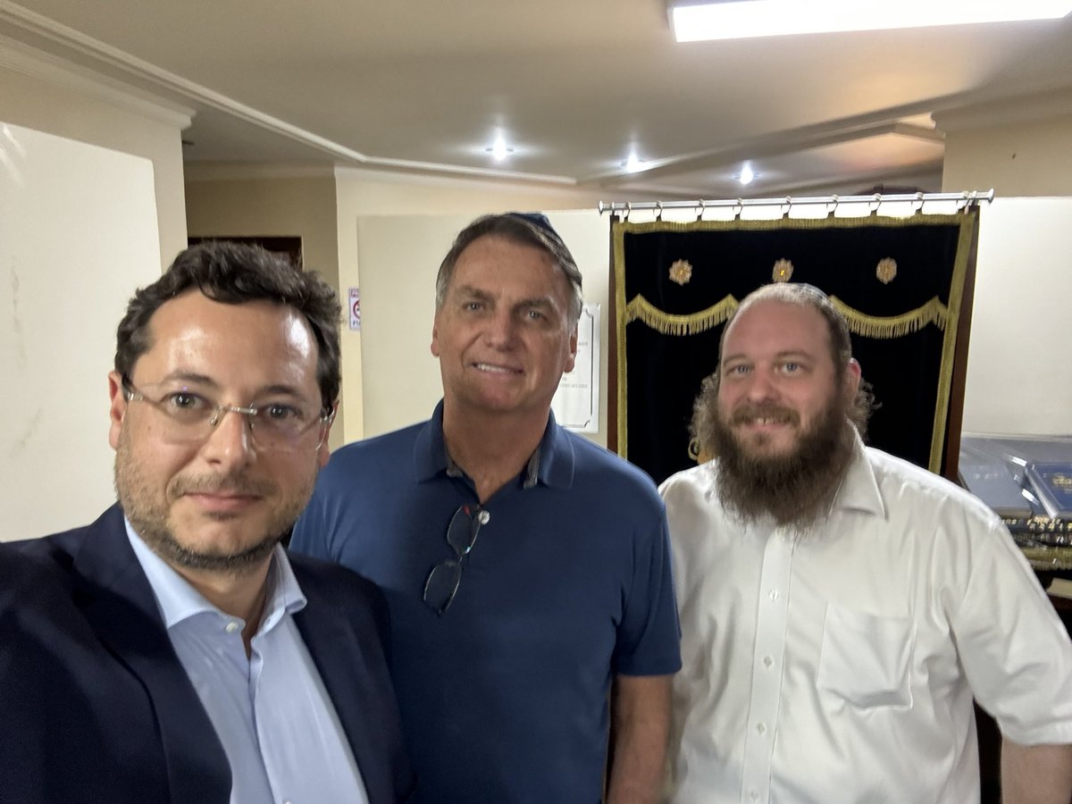 Conversa ótima do Presidente @jairbolsonaro com o Rabino Leib de Brasília. Muitos ensinamentos e bençãos. Presidente, muito obrigado por toda sua amizade e carinho com Israel e o povo judeu.