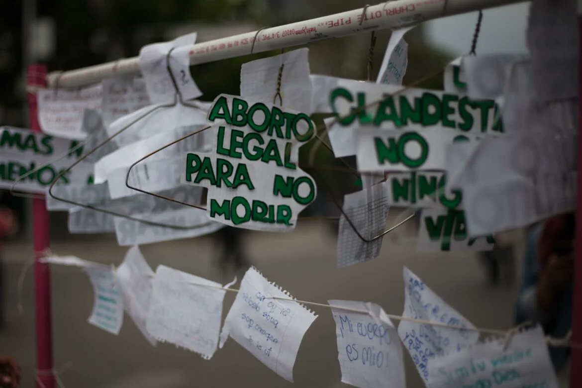 Las candidatas al gobierno del Jalisco han expresado su postura frente al #Aborto, @ClaudDelgadillo, dice que sí busca atender las resoluciones de la SCJN, mientras @LauHaro, no cree que el tema deba de llevarse a la Constitución. 🗞 📲 acortar.link/67LmV8 #AbortoLegalJalisco