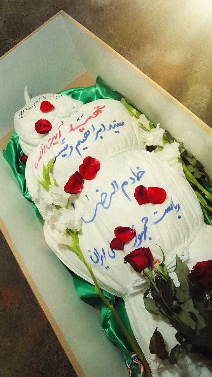 Shekarestan5's tweet photo. هر چند اسیر داغ و محنت باشیم
مستغرق بهت و غرق حیرت باشیم
مانند تو ای سید مظلوم خوش است
در راه وطن شهید خدمت باشیم
#سیدالشهدا_خدمت
#رجایی_دوم https://t.co/FALU92kh1M