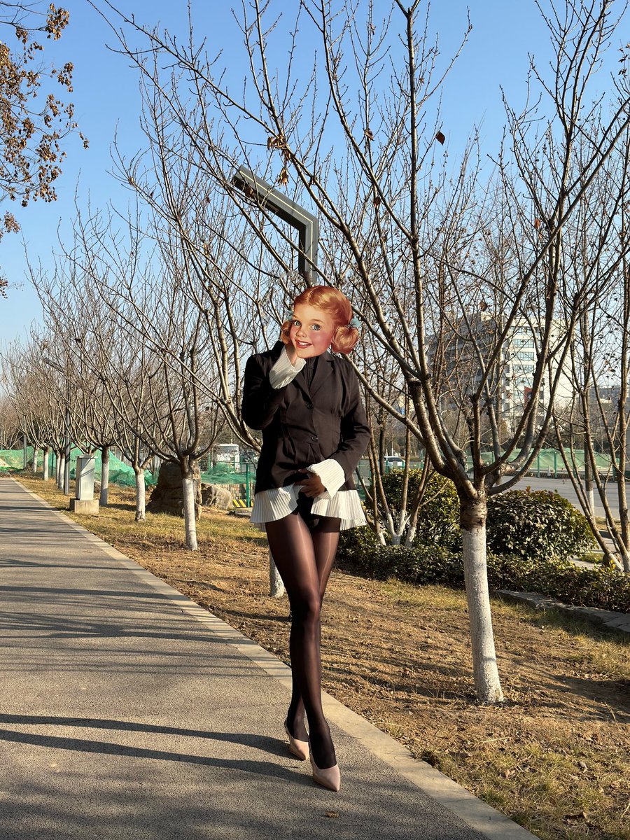 icelolly3d's tweet photo. 阳光挺舒服 #露出 #丝袜 https://t.co/HzerR2Qqb7