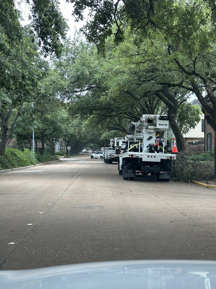 PepperGii's tweet image. Electric crew from Ohio. It took them 2 days to reach Houston once they got the mutual assistance call. #CenterPoint #SpringBranch