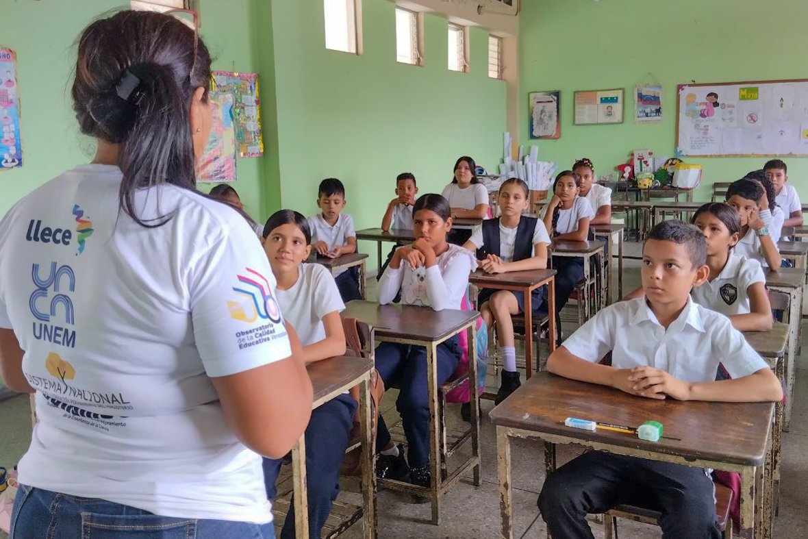 mineducacion_ve's tweet photo. ¡Compromiso y participación por la educación!

Junto a los/as veedores y organismos internacionales realizamos en nuestras escuelas el seguimiento a la ejecución de la Prueba Piloto ERCE 2025 para fortalecer nuestro sistema educativo.

#PuebloMaduroPaLasQueSea
@NicolasMaduro https://t.co/26sqcLwGLk