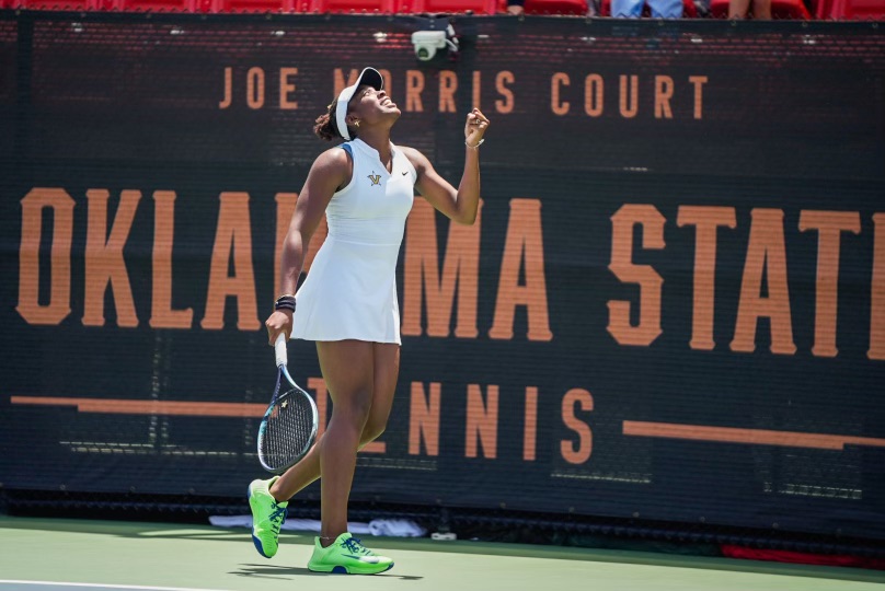 MOHR DEFEATS NO. 3 KAJURU👏

Célia-Belle Mohr def. Ange Kajuru 6-7 (8), 6-1, 7-6 (3)
and advances to tomorrow's Singles Championships Quarterfinals!

#AnchorDown