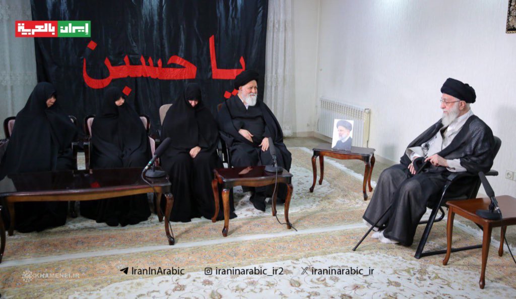 ⚫️قائد الثورة الاسلامية الامام علي الخامنئي 'دام ظله'يزور منزل الرئيس الشهيد السيد ابراهيم رئيسي للتعزية باستشهاده.