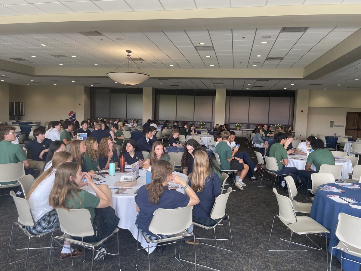 NDP juniors had the opportunity today to experience a campus visit en masse as they toured UD Mercy's McNichols campus and learned about its programs and visited classrooms, dorms, St. Ignatius Chapel, Calihan Hall and eating spaces. More photos on Facebook. #WorldNeedsTitans