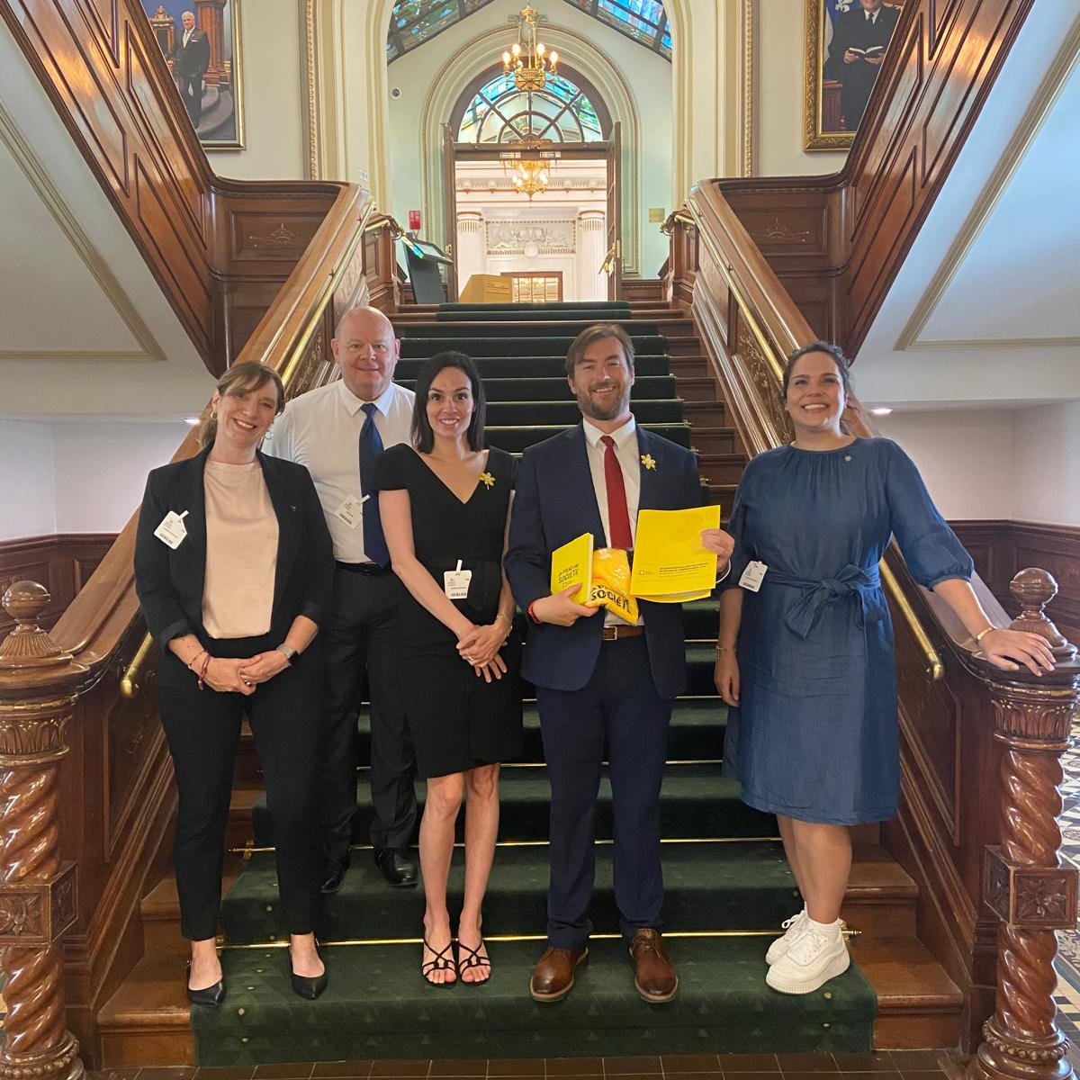 Aujourd'hui, nous sommes à l'Assemblée nationale du #Québec pour permettre à nos bénévoles de partager leur histoire et demander des changements afin de mieux soutenir les personnes touchées par le cancer. Merci aux députés du @LiberalQuebec pour les échanges intéressantes #PolQc