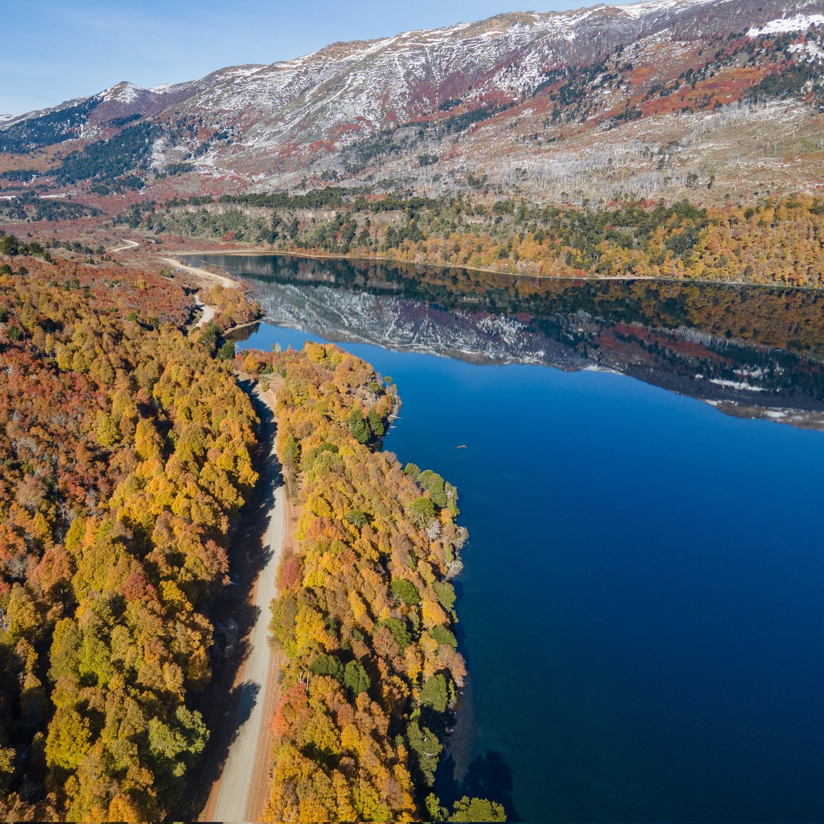 #BuenMiercoles la belleza de Ñorquinco en Otoño 🍁 🤗 Paisaje maravilloso escoltado por ñires, lengas, robles pellin, araucarias y coihues. 📷 Matias Cordero #DisfruteInfinito