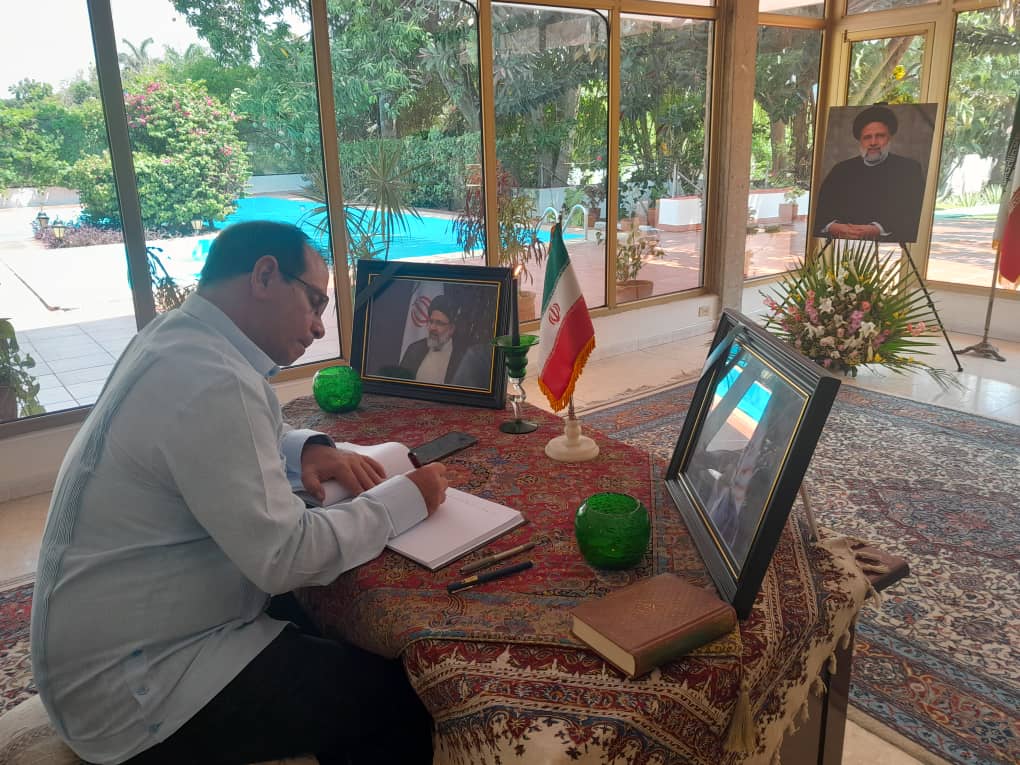 Firmamos a nombre del #ICAP el Libro de Condolencias con motivo del lamentable fallecimiento del Presidente de Irán Sayyed Ebrahim Raisi, amigo de #Cuba. Condolencias al pueblo Iraní. @siempreconcuba #CubaHonra