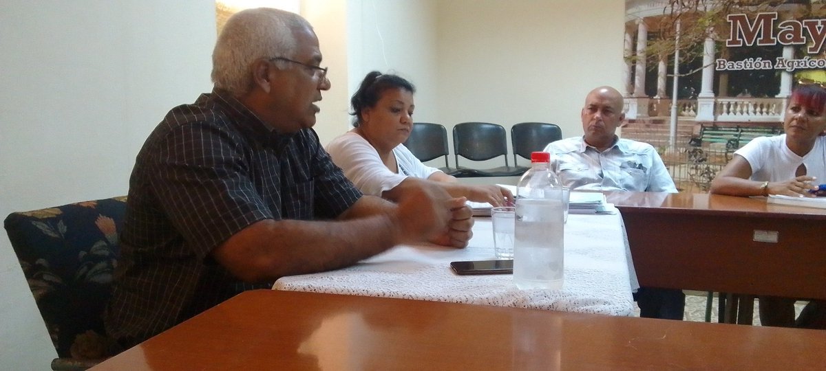 DiarioMayabeque's tweet photo. El ministro de Justicia de la República de Cuba, Oscar Silveira Martínez, dialogó con autoridades del municipio #Quivican, como parte de la primera jornada de visita gubernamental a la provincia. #DiarioMayabeque #CubaVive #JuntosPorElDesarrollo https://t.co/ypuo23pMZb