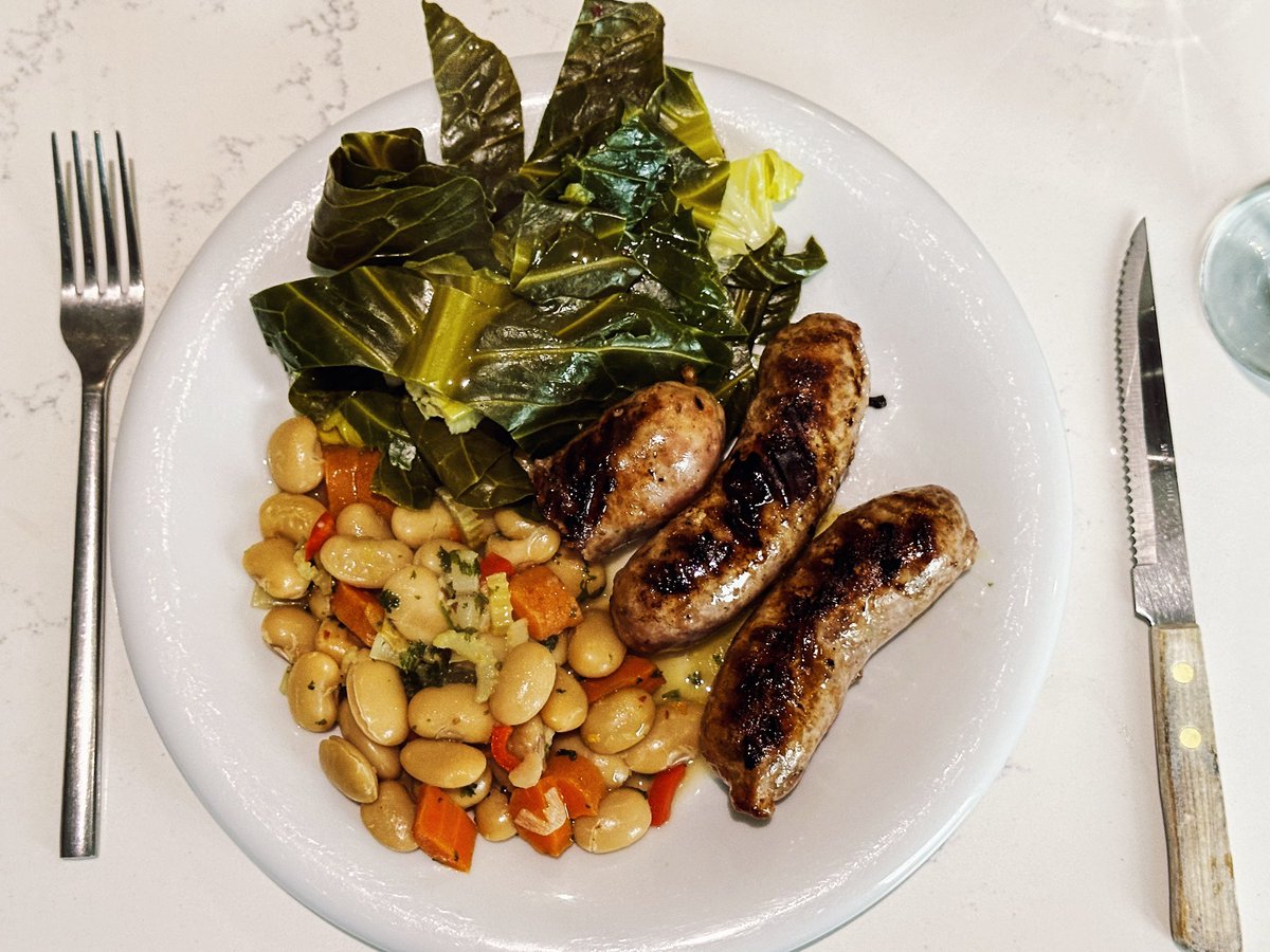 Last night’s dinner. Not quite Bangers & Mash, but an Italian version: spicy Sicilian sausages with butter beans (cooked with celery, peppers, garlic & parsley) & greens. Simple & delicious #food #cooking