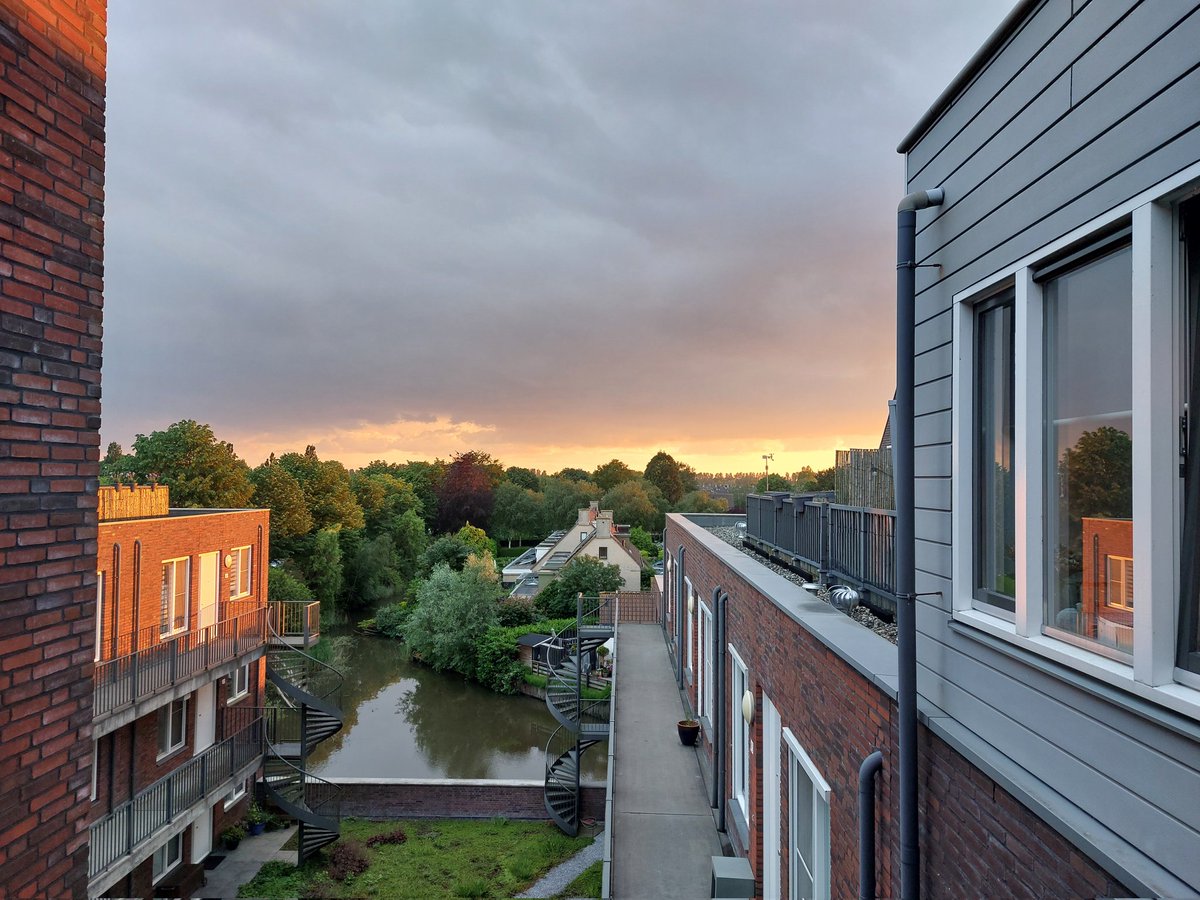 2e Avond vd #Avondvierdaagse #Abcoude is goed verlopen (eigenlijk 1e avond). Het was prima wandelweer. Alle donkere wolken dreven mooi langs en dan dit als beloning 👇 #MooieLuchten