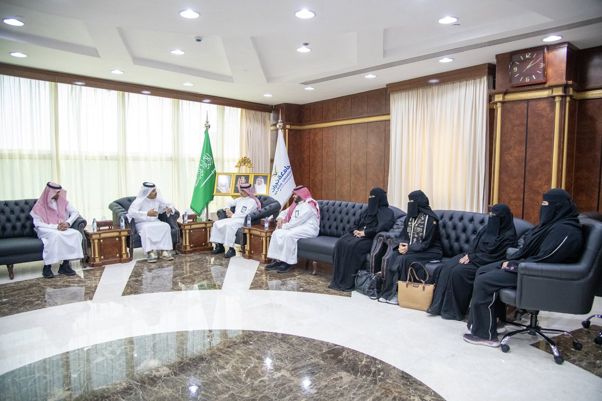 Najran_Univers's tweet photo. كرم رئيس #جامعة_نجران، أ.د.عبدالرحمن الخضيري، الطالبة غيداء اليامي، لفوزها بالميدالية الذهبية في المعرض الدولي للاختراع والابتكار والتكنولوجيا #آيتكس_2024، الذي أقيم في ماليزيا.
وعدَّ رئيس الجامعة هذا الإنجاز مصدر فخر للجامعة وبداية لنجاحات قادمة في مسيرة الطالبة التعليمية، وحافزاً لطلبة الجامعة على المنافسة في المسابقات المحلية والعالمية، مثمناً في الوقت ذاته جهود وكالة الشؤون التعليمية و عمادتي السنة التحضيرية وشؤون الطلاب في احتضان الطالبة ودعمها لتحقيق هذا المنجز الوطني.