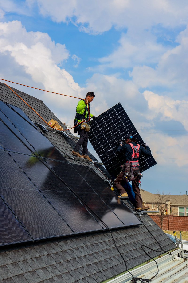 GoodFaithEnergy's tweet image. 50lbs of Clean Energy Producing, Photovoltaic Cells... No problem 💪🏼

#Solar #SolarPower #SolarInstaller #Frisco #dallas #FortWorth #NorhTexas #HomeImprovement #Energy #Electricity
