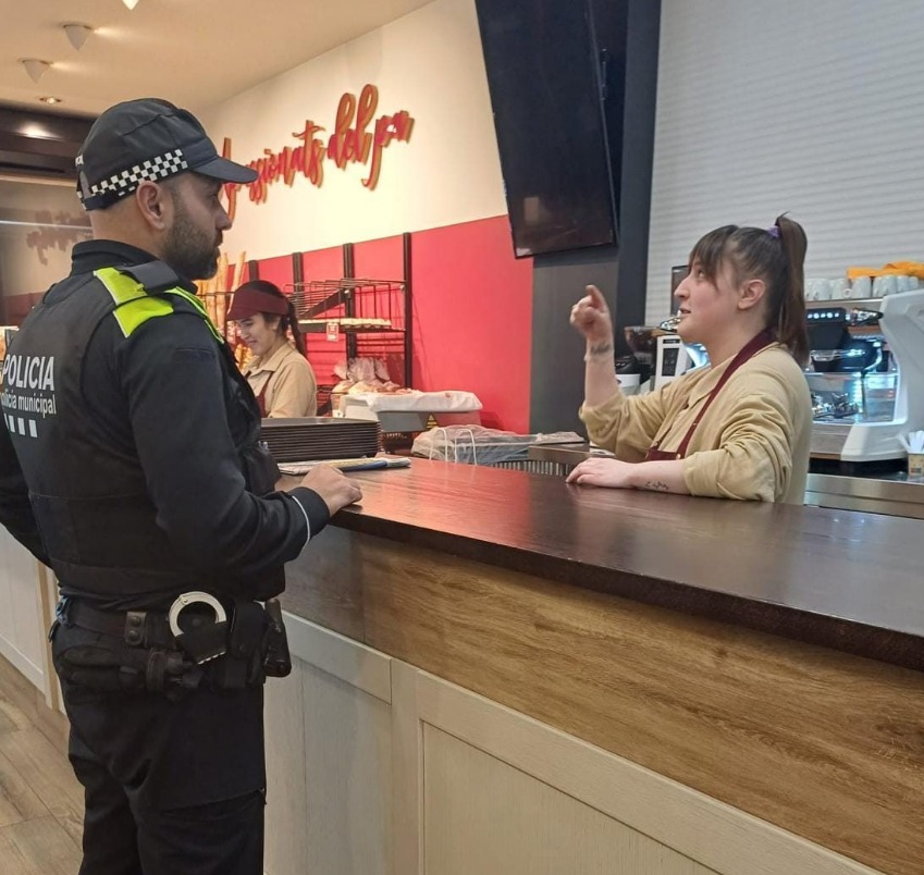 Setmanalment fem visites a comerços on recollim informació rellevant que ens permet anticipar-nos a problemes de convivència i seguretat que puguin sorgir als barris 👮‍♀️👮‍♂️Si ens requereixes, la #PoliciaTRS som al teu servei! Truca'ns si ho necessites 📞092