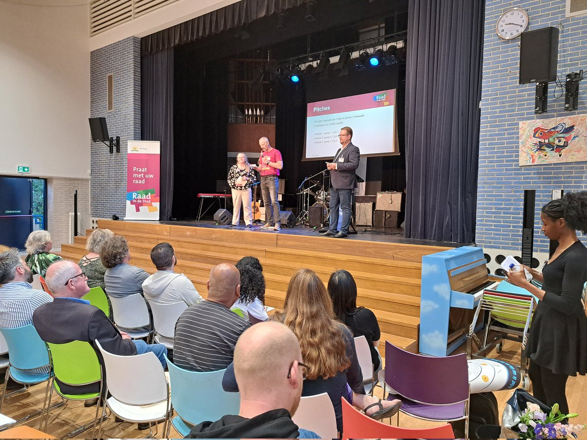 Gemeenteraad070's tweet photo. @segbroekcollege @klokkenburg @luukvoncken @JelleMeinesz @mostert_marije @minke_hofstra @Hinke_dg @_YousefAssad Nu is het tijd voor het pitchen van de ideeën. Vanuit elke groep komt één bewoner vertellen wat er aan hun tafel is besproken. Daar mogen enkele politici uit de #raad070 vervolgens kort op reageren. #RaadInDeStad https://t.co/vEBJ1kEv5y