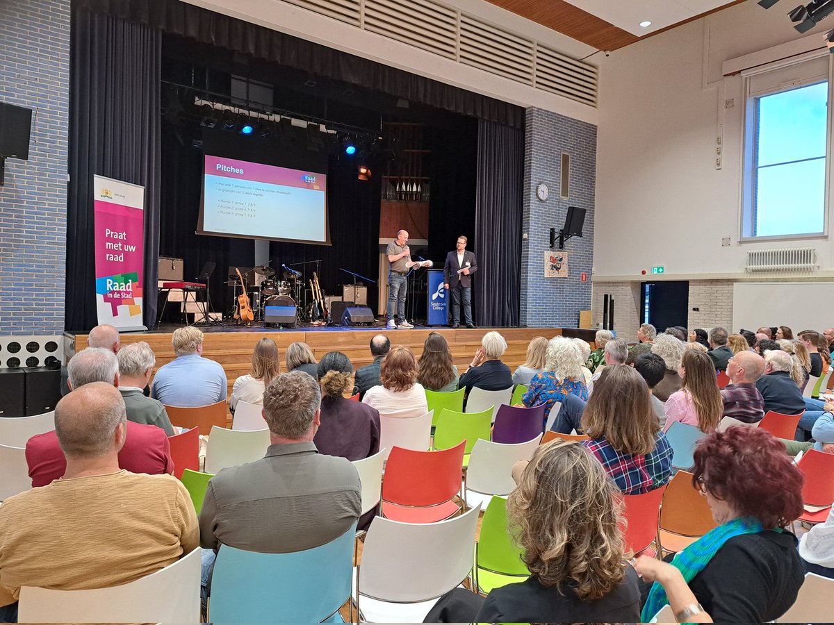 Gemeenteraad070's tweet photo. @segbroekcollege @klokkenburg @luukvoncken @JelleMeinesz @mostert_marije @minke_hofstra @Hinke_dg @_YousefAssad Nu is het tijd voor het pitchen van de ideeën. Vanuit elke groep komt één bewoner vertellen wat er aan hun tafel is besproken. Daar mogen enkele politici uit de #raad070 vervolgens kort op reageren. #RaadInDeStad https://t.co/vEBJ1kEv5y
