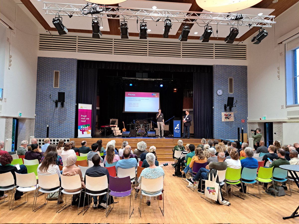 Gemeenteraad070's tweet photo. @segbroekcollege @klokkenburg @luukvoncken @JelleMeinesz @mostert_marije @minke_hofstra @Hinke_dg @_YousefAssad Nu is het tijd voor het pitchen van de ideeën. Vanuit elke groep komt één bewoner vertellen wat er aan hun tafel is besproken. Daar mogen enkele politici uit de #raad070 vervolgens kort op reageren. #RaadInDeStad https://t.co/vEBJ1kEv5y