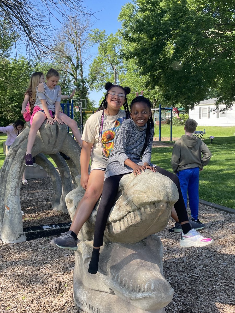 KlotzkKlotz's tweet image. MMS 5th grade picnic = an enjoyable day w/ awesome students #SpoofhoundPride