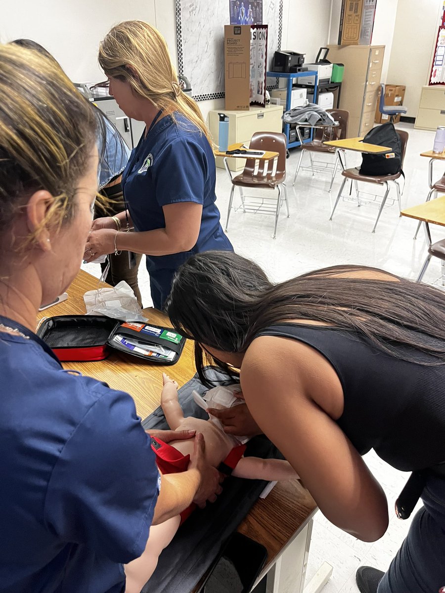 Exciting update! Our EKG students have completed their CPR certification training, adding essential life-saving skills to their medical toolkit. Kudos to these future medical professionals for their dedication! @MDCPS @suptdotres @mantilla1776 #YourBestChoiceMDCPS