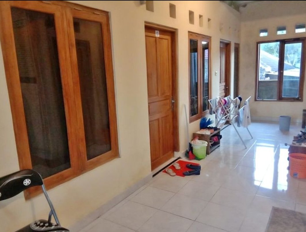 Coba tebak apa yg saya temukan waktu melihat2 kos2an lv