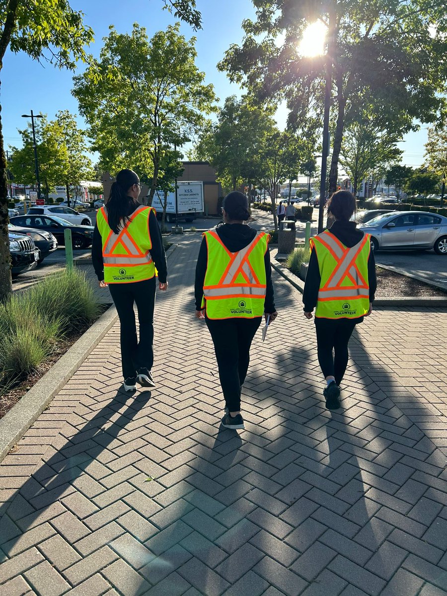 Over the weekend, our Newton #Greenteam did a fantastic job delivering LOACs. Our volunteers leave these on vehicles to remind owners to keep their valuables hidden and out of sight!🔒🚘 #MakeADifference #LOAC @CityofSurrey @Newton_BIA @BCRCMP @surreyps @SurreyMayor @LindaAnnisBC