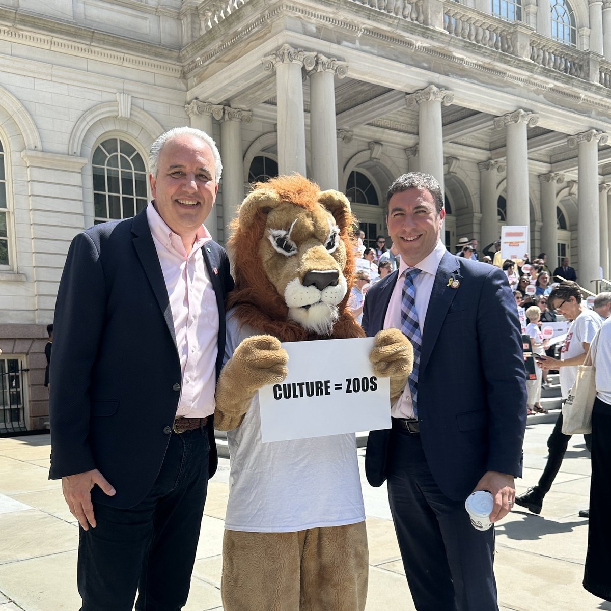 Thank you @A_StevensD16 and @EricDinowitzNYC for standing up for culture like our own @BronxZoo in their home borough. ACT NOW: Call on @NYCMayor and @NYCCouncil to restore $53M for culture: bit.ly/44PCagw #Culture4All #NoCutsToCulture