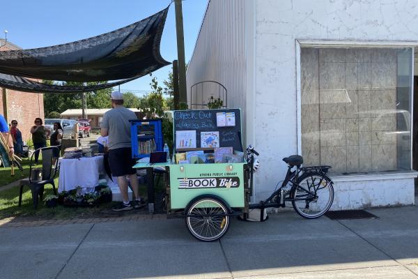🚲 Library outreach comes in forms of bookmobiles, Little Free Libraries, prison delivery, home delivery, and more. Now, book bikes have entered the conversation. bit.ly/3WNh0xB