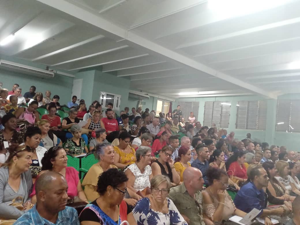 El Dr.C Eugenio González Pérez,Viceministro de #CubaMined y otros directivos, participan en los seminarios de preparación para el próximo curso en la provincias de Villa Clara y Cienfuegos.  
#EducaciónDeCalidad