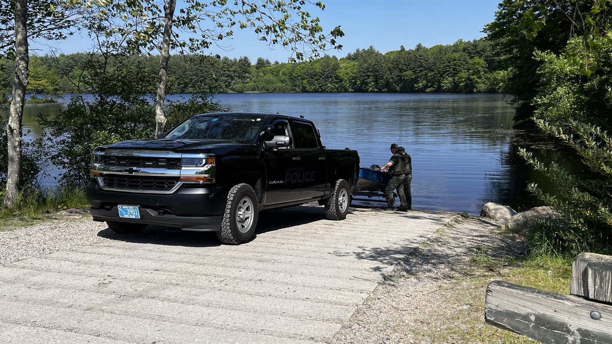 Man injured after a small boat crashes ashore and partially capsizes in the Slatersville Reservoir in North Smithfield / Burrillville. DEM tells me the operator of the boat may have been distracted. Another man in the boat was not injured. @wpri12