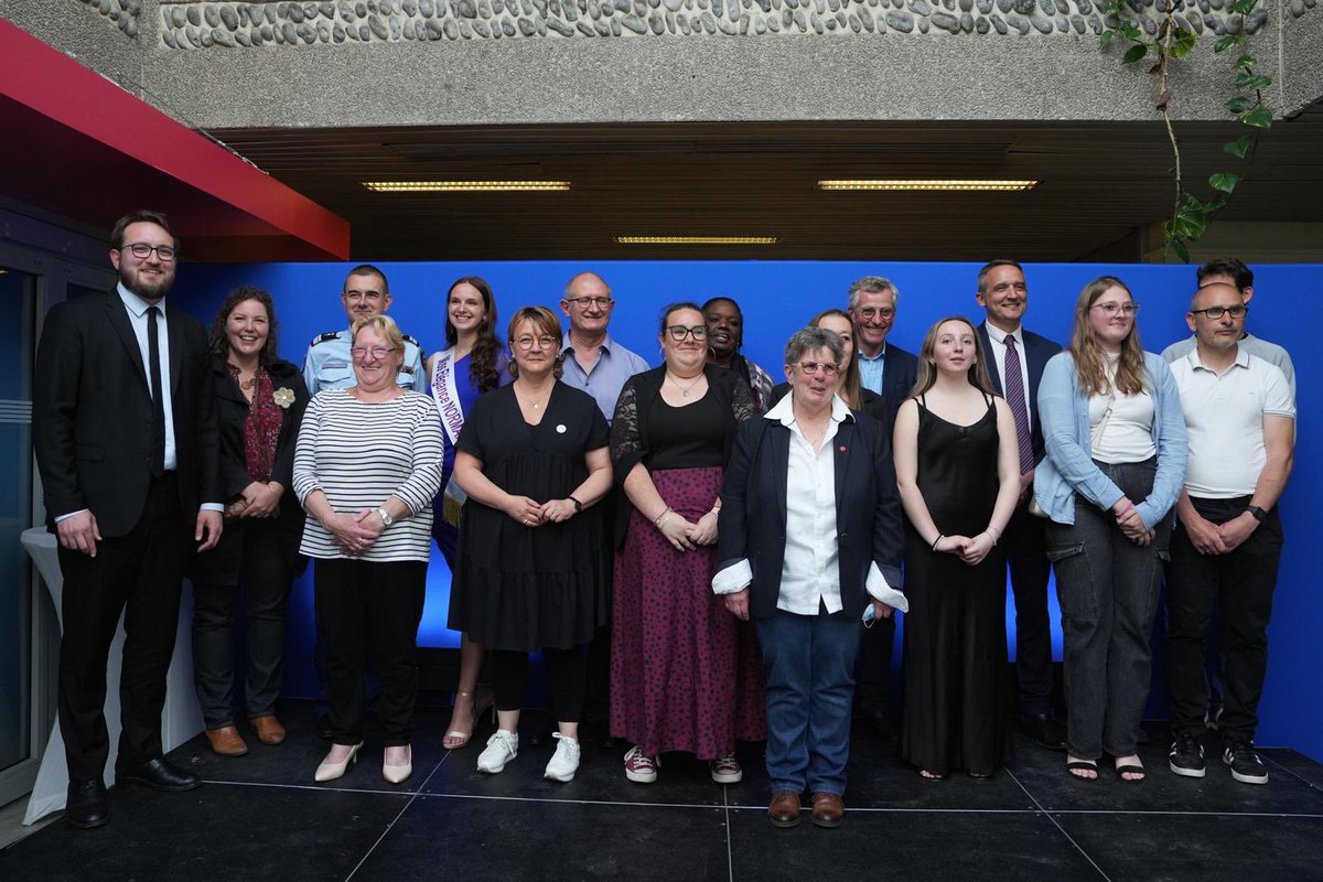 GrrrYann's tweet photo. Récipiendaire ce soir de la médaille de l’engagement @EureenNormandie parmi 18 lauréats. 
Une distinction avant tout pour l’ensemble des personnels engagés @CampusEduc27 illustration d’une synergie entre les partenaires. 
Merci à tous 🙏🏻🫱🏼‍🫲🏾
@ac_normandie @MoncadaFra @AlexRassaert https://t.co/MN0ZgQ0KQf