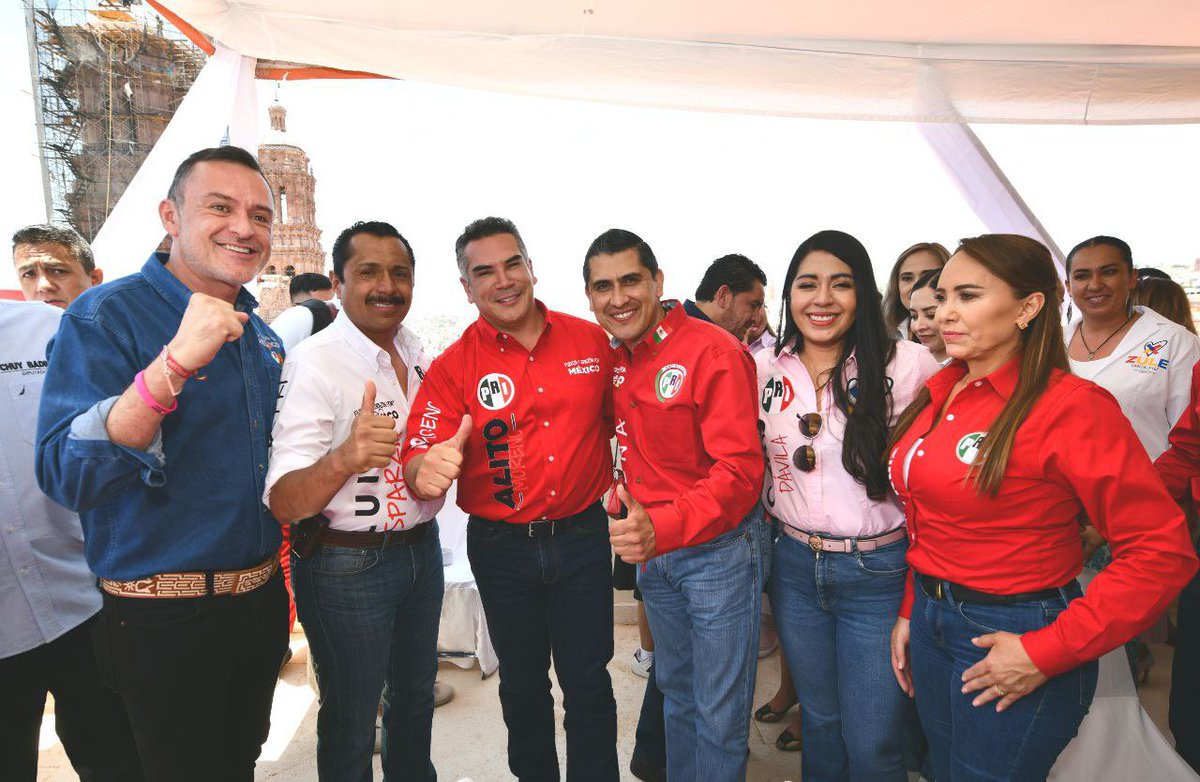 En conferencia de prensa con nuestros amigos de los medios de comunicación en Zacatecas. ¡El PRI zacatecano va con todo, a paso firme para ganar! ¡Unidos vamos con todo! #VotaPRI