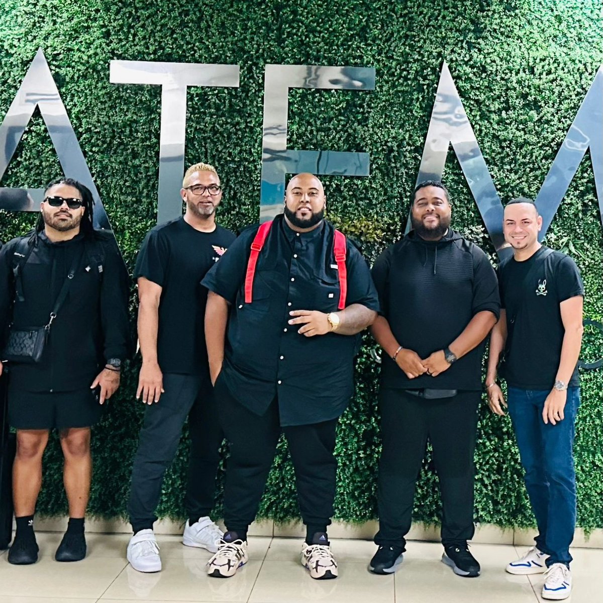 geraldmusic's tweet photo. "La felicidad es un estado de conciencia que viene de la tranquilidad, servicio, amor y perdón" 

Que bien la pasamos los pasados días en #Guatemala🇬🇹 y #Honduras🇭🇳 ejecutando espectáculos de altura y por una buena causa con #titobambinoelpatron #tbband https://t.co/PJgBotE52e