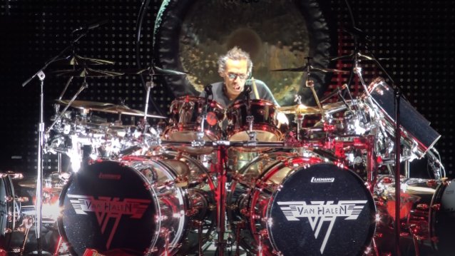 ALEX VAN HALEN's Personal Collection Of Instruments And Gear To Be Auctioned Next Month blabbermouth.net/news/alex-van-…