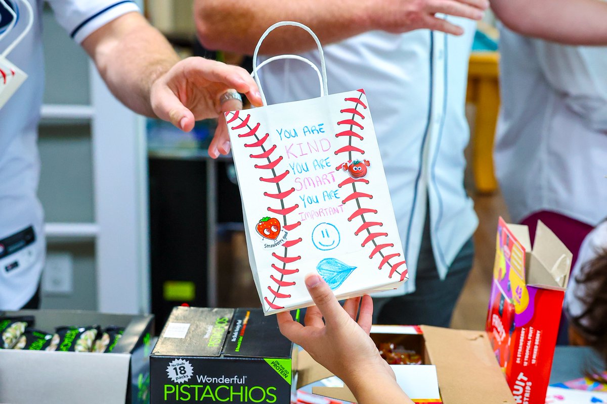 RaysCommunity's tweet photo. Earlier today, some of our pitchers and their families served lunch and packaged snack bags for families staying at @rmhctampabay. The Ronald McDonald House provides a home-away-from-home for families of pediatric patients in local area hospitals. https://t.co/8qoWA2Nnoe