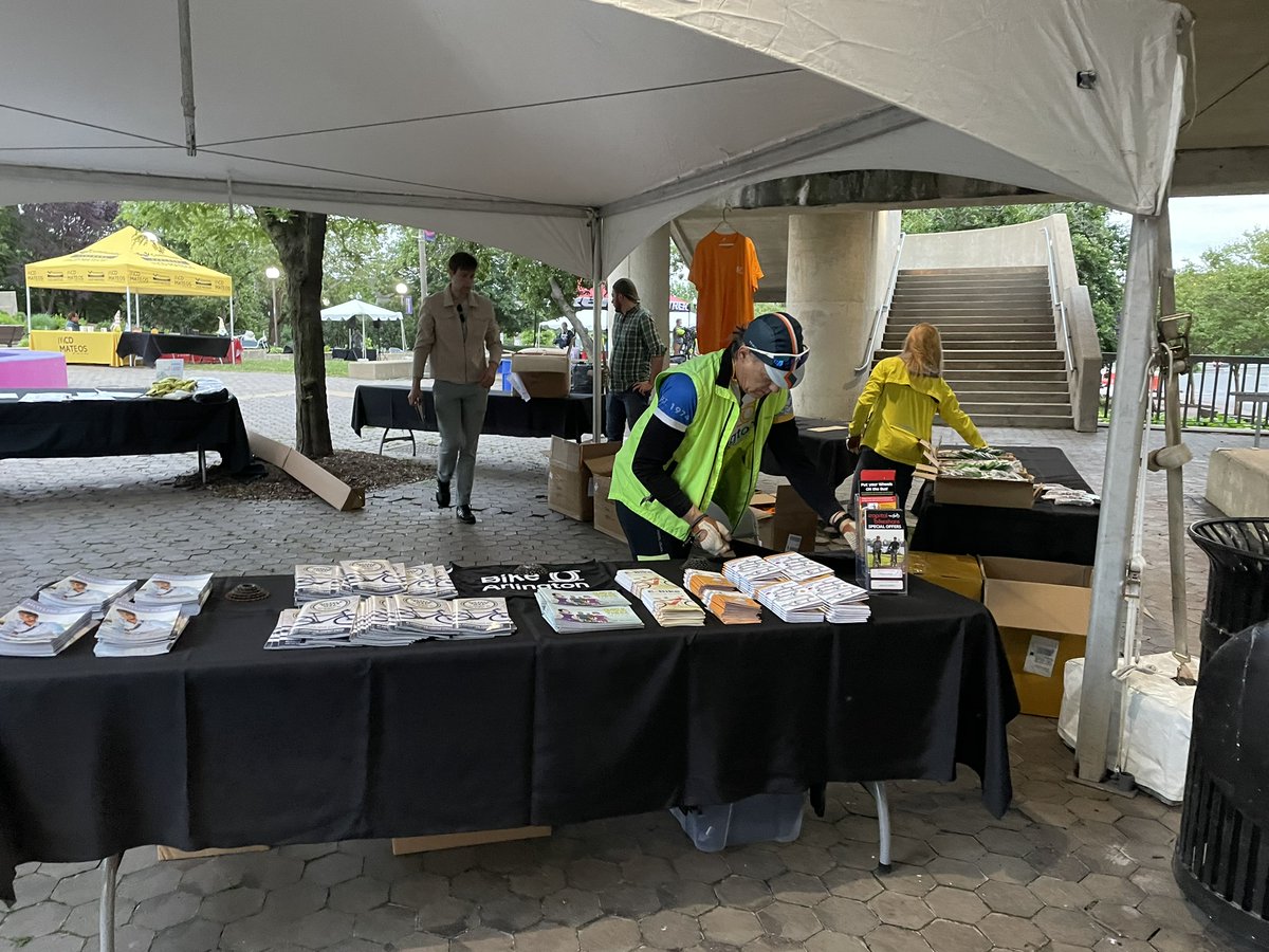 Closing out the last 10 days of #BikeMonth with the Top 10 Reasons (in no order) for @ArlingtonVA's #BTWD2024 success. 🚲#10 - VOLUNTEER SUPPORT🚲 From 5-9:30 AM, our Pit Stop volunteers showed up & got it done! THANK YOU Vols! Check out these #RosslynVA pix/share YOUR photos!
