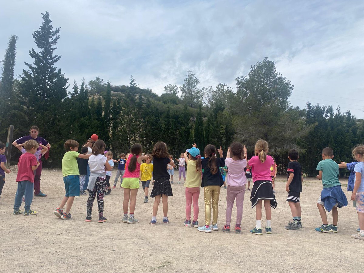 Primer dia de #1r a #CanGrau de @FundesplaiCases al #ParcNatural del #Garraf. El sol i els núvols ens han acompanyat mentre hem fet #JocsCooperatius, hem conegut la #Lila, una #científica que investiga les tortugues, i hem estrenat llibretes! #Recarxofing #colòniesXtothom