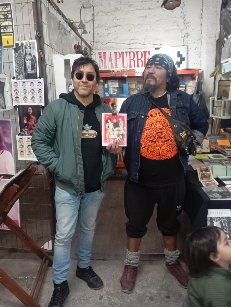 stgoandereditor's tweet photo. El gran @claudionarea y el poeta #DavidAniñir en su tienda #MapurbeStore, con el libro Latinoamérica es grande. La ruta internacional de #LosPrisioneros, de Cristóbal @gonzalezlorca76. Saludos!
📍 Ubicada en el #PersaBiobio, galpón Víctor Manuel, plaza central, Metro Biobio https://t.co/TRXzim5YTn