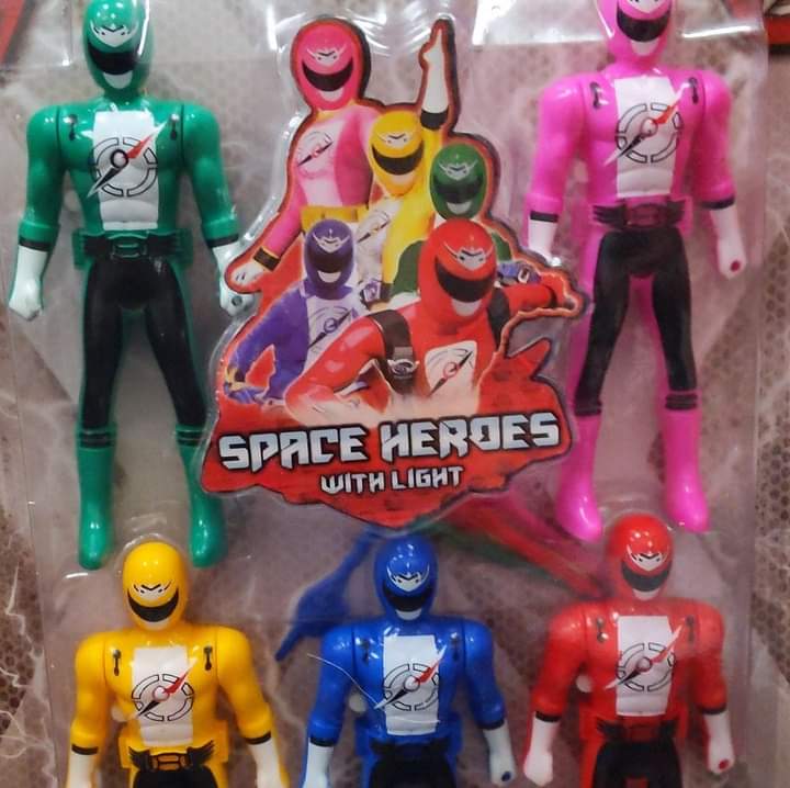 Space heroes miren el lado bueno por lo menos se esforzaron en hacer una imagen con trajes originales con partes de trajes existente pero originales
#powerrangers #supersentai #tokusatsu