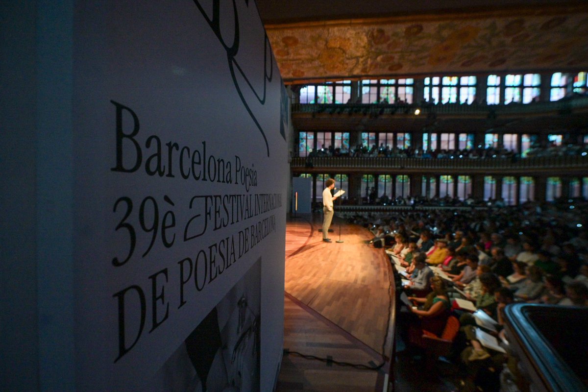 📚 Fa una estona, la Nit del Palau ha il·luminat #BCNPoesia! Poetes d'arreu del món, efectes lumínics i música en directe han transformat el Palau de la Música en un espectacle poètic inoblidable!