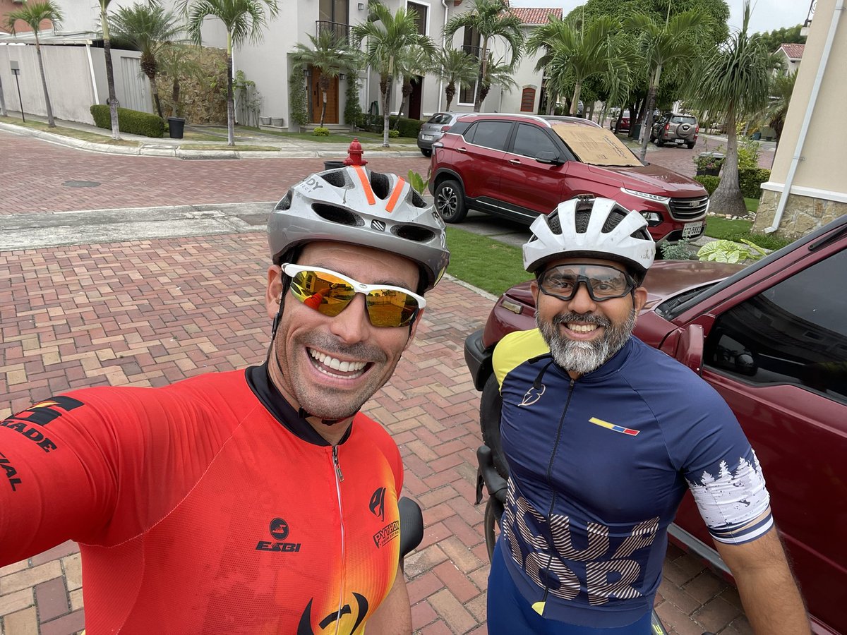 JuanJose_J4's tweet image. HOY Rodando en la vía a la costa y Limoncito, siempre con responsabilidad y siempre por la derecha.
Con el gran #LuberMan @luberpinargote #SomosPython