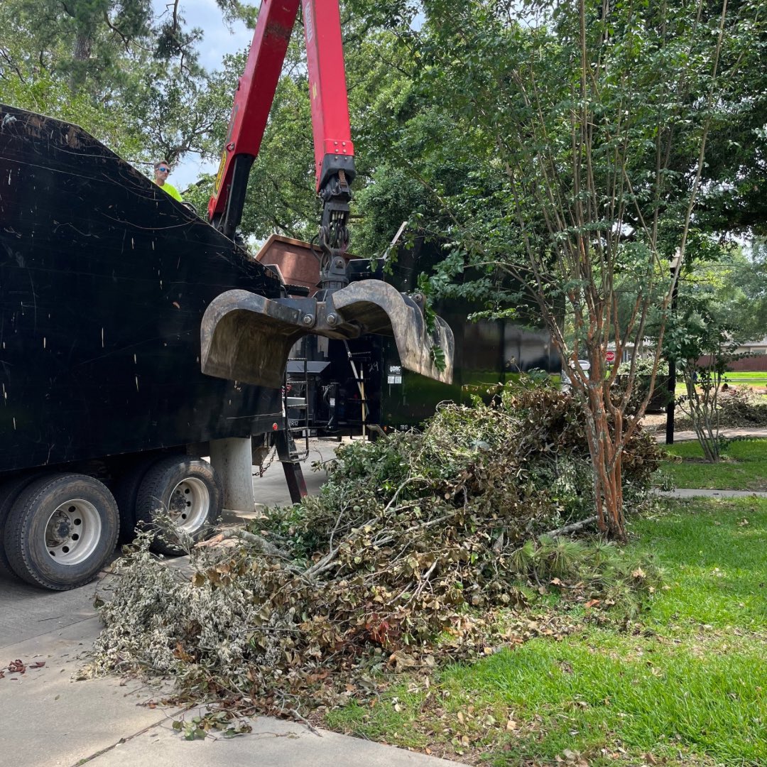 DRC_USA's tweet photo. DRC Emergency Services is out in thefield today with Harris County Engineering and @HarrisCoPct3 
reviewing debris removal operations to help get neighborhoods back to normalcy as quickly as possible. DRC is striking back against disaster.

#strikingback #harrisco #houstonstorms https://t.co/QPH2XcNejT