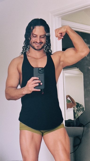 Your muscle daddy 🥰 https://t.co/haW34iItUi