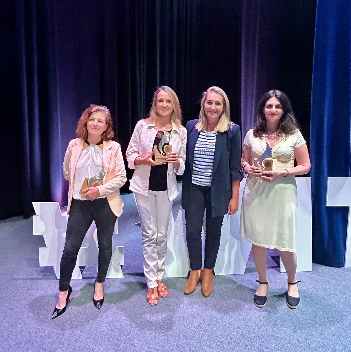AlexndraBorchio's tweet image. Présente à la 3e édition des Trophées #WomenInTech 🙋🏼‍♀️ organisée par @WhatHackers à #Juanlespins et présidée par @MalbrancqC.
Une cérémonie qui récompense les femmes travaillant dans la Tech dans les #AlpesMaritimes.🏆
Félicitations aux lauréates pour ces parcours inspirants. 👏🏻🚀