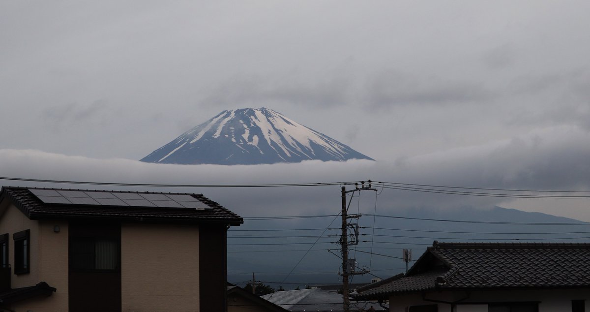 おはようございます。気温13.5℃ 曇り 富士山、今はお出ましですが隠れちゃいそうな雲行き 　皆様に霊峰富士の御加護があります様に🙏