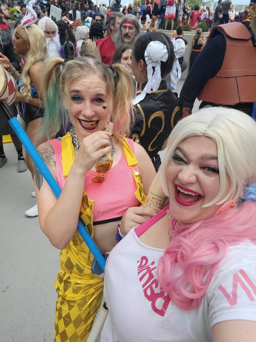 aSimpleCarb's tweet photo. Should I bring Barbie Quinn to momocon???? https://t.co/DpSA6GOlAw