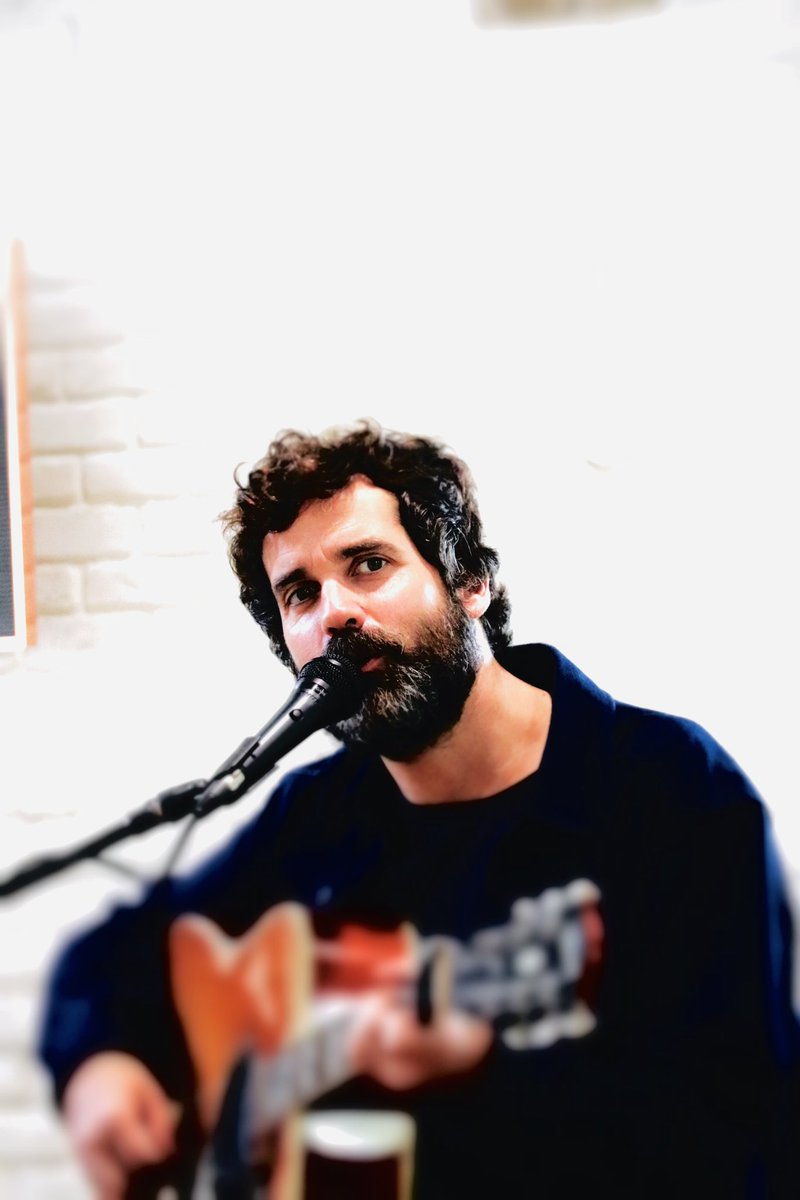 Si empezara otra vez
Volveria a abandonarme a ciertas cosas que me duelen
Seguiría detrás te diría que esto
Solo es una forma de entenderme

<a href="/borja_mompo/">Borja Mompó</a> [Al recomenzar]

open.spotify.com/track/3bs87g19…