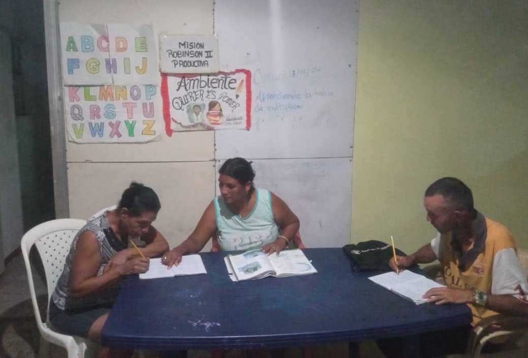 #EnFotos || Patriotas en clases de matemáticas y de Lenguaje, en el ambiente "Querer es Poder", ubicado en La Llanada, parroquia Altagracia, a cargo de la Facilitadora Carla López.

#PuebloMaduroPaLasQueSea

<a href="/NicolasMaduro/">Nicolás Maduro</a>
<a href="/_LaAvanzadora/">Yelitze Santaella</a>
<a href="/Sociabolivarian/">Lilian Oropeza</a>