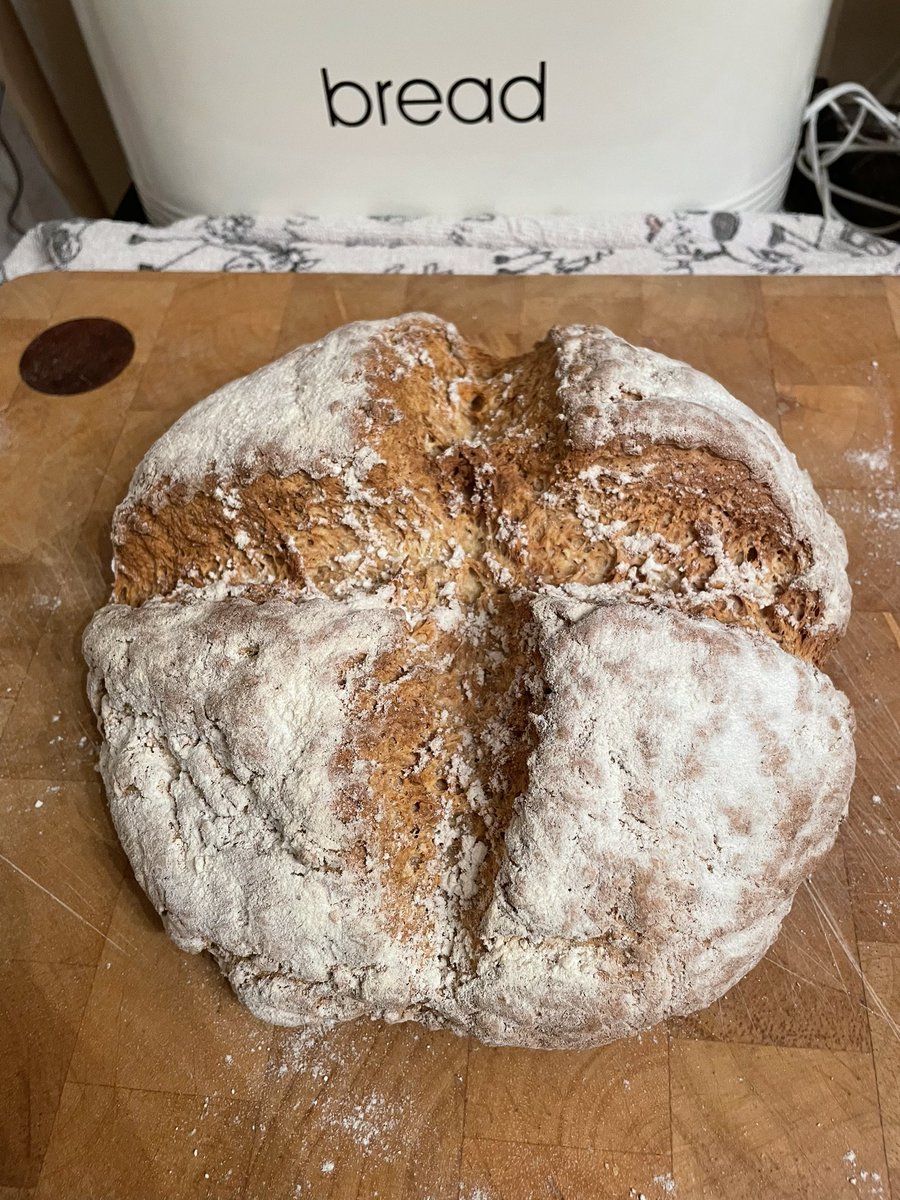 Been a busy day and evening. Did a spot of baking and made 2 soda bread loaves this morning for a couple of friends. Then made this one for me tonight. Delicious! Nothing beats home baking. 😍😋